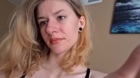 Snapshot of suicunebitch chatting on 11.24.25 Ophelia online show from 11.24.25