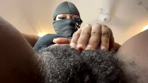 Snapshot of sultryaura chatting on 11.30.25 maskedtemptress online show from 11.30.25