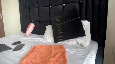 Snapshot of sultryaura chatting on 01.12.26 maskedtemptress online show from 01.12.26