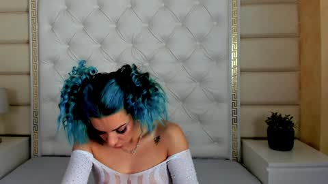 Snapshot of summer_quinn_ chatting on 12.17.24 Deea online show from 12.17.24