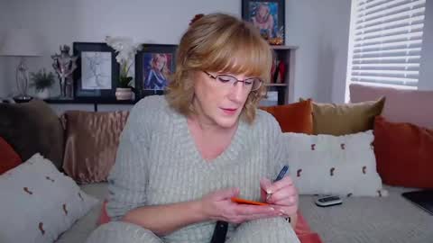 Snapshot of summerknightzzz chatting on 11.04.25 SummerKnightzzz online show from 11.04.25