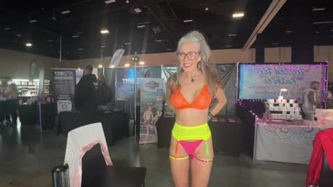 Hi Im Sunnie - Next show Friday August 1 online show from 11.09.25