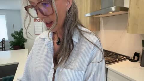 Hi Im Sunnie - Next show Friday August 1 online show from 05.05.26
