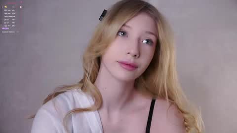 Snapshot of sunnmoonn chatting on 05.20.26 Lily online show from 05.20.26