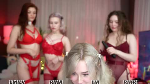 Snapshot of sunnyfia chatting on 09.19.25 Fia  -  TG -  Mia -  Alice -  online show from 09.19.25