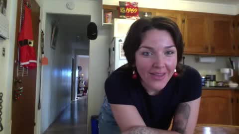 Snapshot of sunset1414 chatting on 12.15.25 Sunset online show from 12.15.25