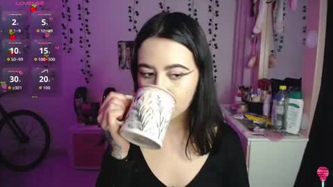 Snapshot of sunset_pienk chatting on 11.19.25 Sunset online show from 11.19.25