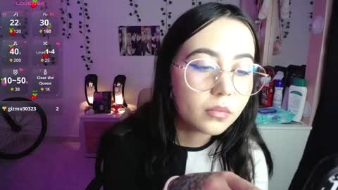 Snapshot of sunset_pienk chatting on 11.27.25 Sunset online show from 11.27.25