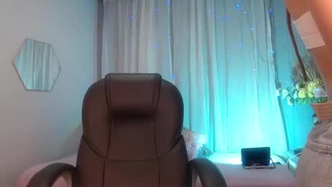 Snapshot of sunshine_gh1 chatting on 12.18.24 Sunshine online show from 12.18.24