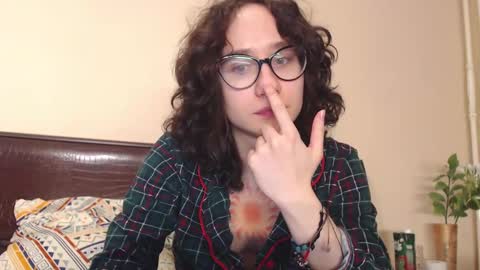 Snapshot of sunshinehella chatting on 02.09.25 Hella online show from 02.09.25