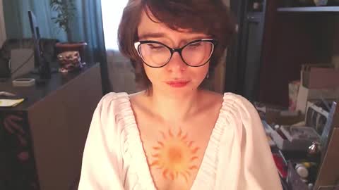 Snapshot of sunshinehella chatting on 11.17.25 Hella online show from 11.17.25