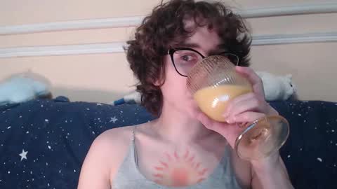 Snapshot of sunshinehella chatting on 11.24.25 Hella online show from 11.24.25