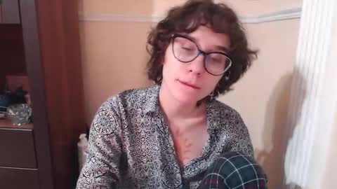 Snapshot of sunshinehella chatting on 11.28.25 Hella online show from 11.28.25