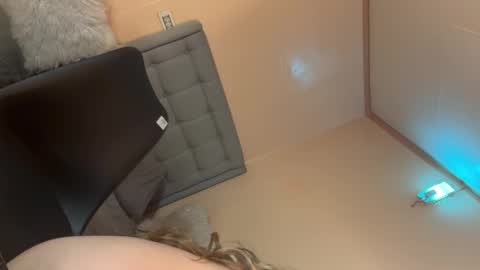 Mia online show from 02.14.25