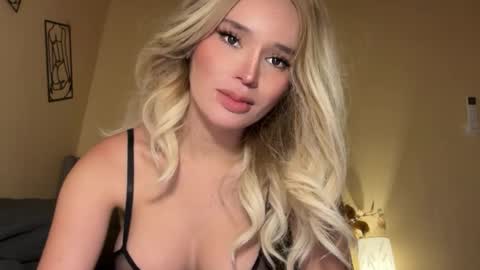 Mia online show from 11.17.25