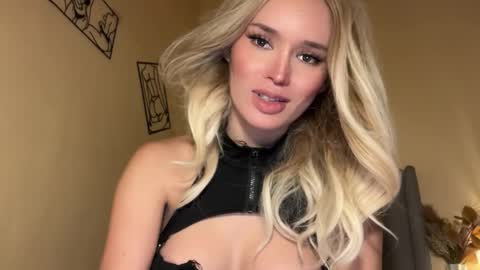 Mia online show from 11.25.25