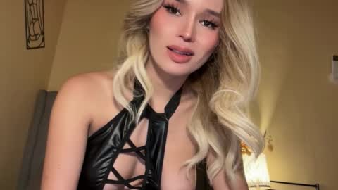 Mia online show from 11.27.25