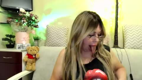Snapshot of susiexnoreen chatting on 06.25.26 SusiexNoreen online show from 06.25.26