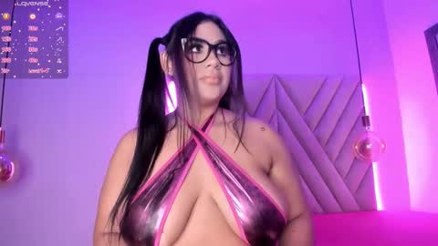 Snapshot of sussierogers chatting on 11.21.25 SussieRogers online show from 11.21.25