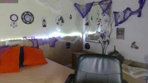 Snapshot of suxxxy_ chatting on 10.31.25 Suxxxy online show from 10.31.25