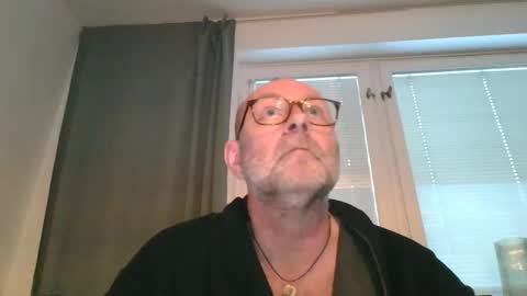 Snapshot of svenskdaddy chatting on 12.23.24 svenskdaddy online show from 12.23.24