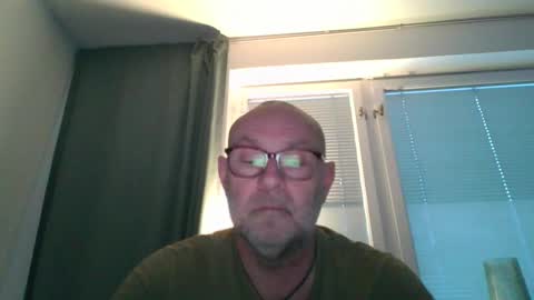 Snapshot of svenskdaddy chatting on 01.25.25 svenskdaddy online show from 01.25.25