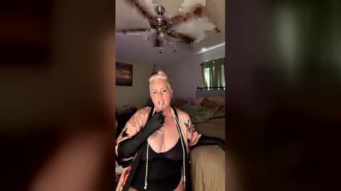 Snapshot of swazy89 chatting on 12.15.25 swazy89 online show from 12.15.25