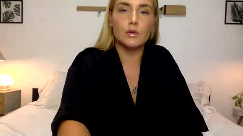 Snapshot of swedish_candii chatting on 01.11.25 Swedish Candii online show from 01.11.25