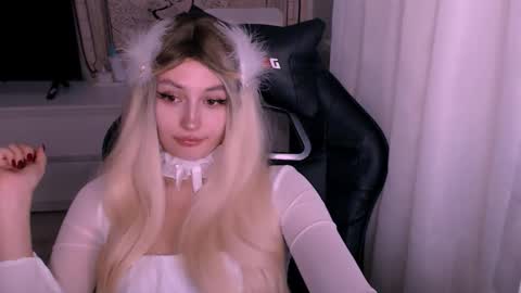 Snapshot of sweeet_baby0 chatting on 11.10.25 Kate online show from 11.10.25