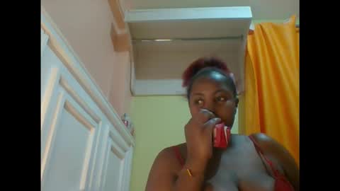 Snapshot of sweet52537 chatting on 11.12.25 sweet52537 online show from 11.12.25