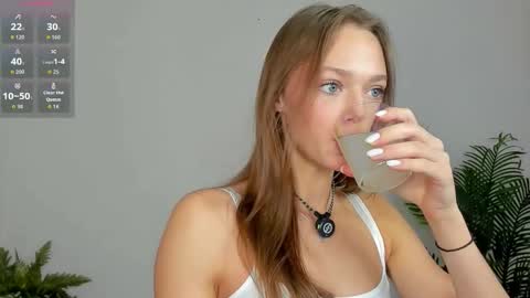 Snapshot of sweet__piece chatting on 11.23.25 Alice online show from 11.23.25