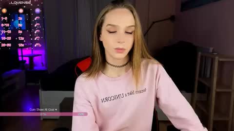 Snapshot of sweet_ali3s chatting on 10.13.25 Call me Alis online show from 10.13.25