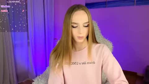 Snapshot of sweet_ali3s chatting on 10.25.25 Call me Alis online show from 10.25.25