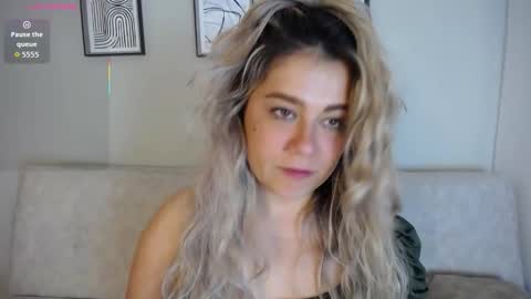 Bella Valery online show from 11.25.25