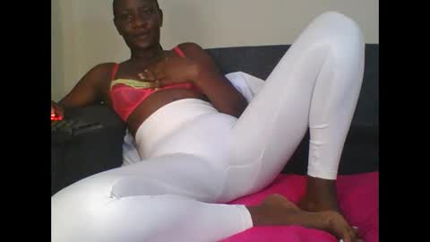 Snapshot of sweet_blackberry93 chatting on 10.11.25 bella online show from 10.11.25