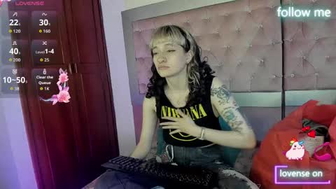 Snapshot of sweet_emmili chatting on 04.08.26 emmili online show from 04.08.26