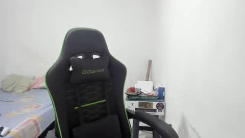 Snapshot of sweet_kitty_777 chatting on 11.04.25 sweet_kitty_777 online show from 11.04.25