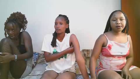 Snapshot of sweet_melod chatting on 11.03.25 Linda online show from 11.03.25