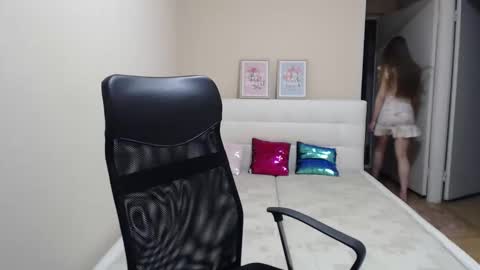 Snapshot of sweet_mood chatting on 12.19.25 Anna online show from 12.19.25