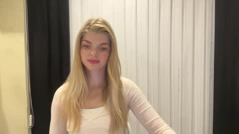 Snapshot of sweet_sinn_ chatting on 09.18.25 Mira online show from 09.18.25