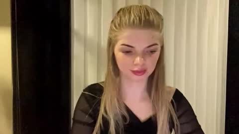 Snapshot of sweet_sinn_ chatting on 11.01.25 Mira online show from 11.01.25