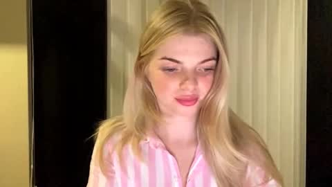 Snapshot of sweet_sinn_ chatting on 11.04.25 Mira online show from 11.04.25