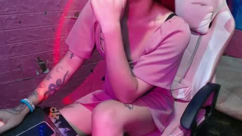 Snapshot of sweet_vina18 chatting on 11.23.25 sweet_vina18 online show from 11.23.25