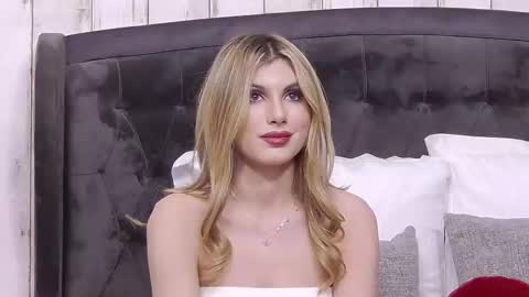 Snapshot of sweetanisia chatting on 10.17.25 Anisia online show from 10.17.25