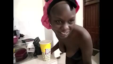 Snapshot of sweetbee018 chatting on 11.27.25 Lunargirl online show from 11.27.25