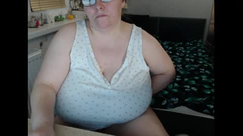 Sweetboobs85h online show from 04.06.26