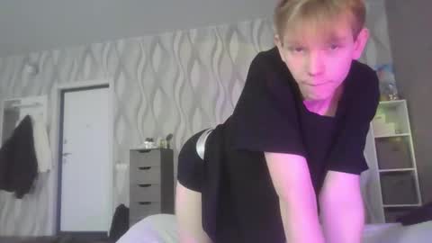 Snapshot of sweetboy7072007 chatting on 11.30.25 SweetyBoy online show from 11.30.25