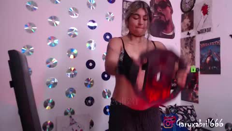 Snapshot of sweetdevil631 chatting on 03.11.25 Abril online show from 03.11.25