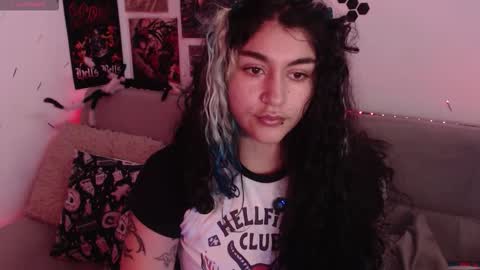 Snapshot of sweetdevil631 chatting on 10.22.25 Abril online show from 10.22.25