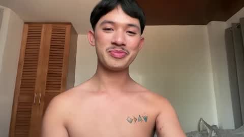 Snapshot of sweetguy102103 chatting on 11.06.25 khrayan online show from 11.06.25